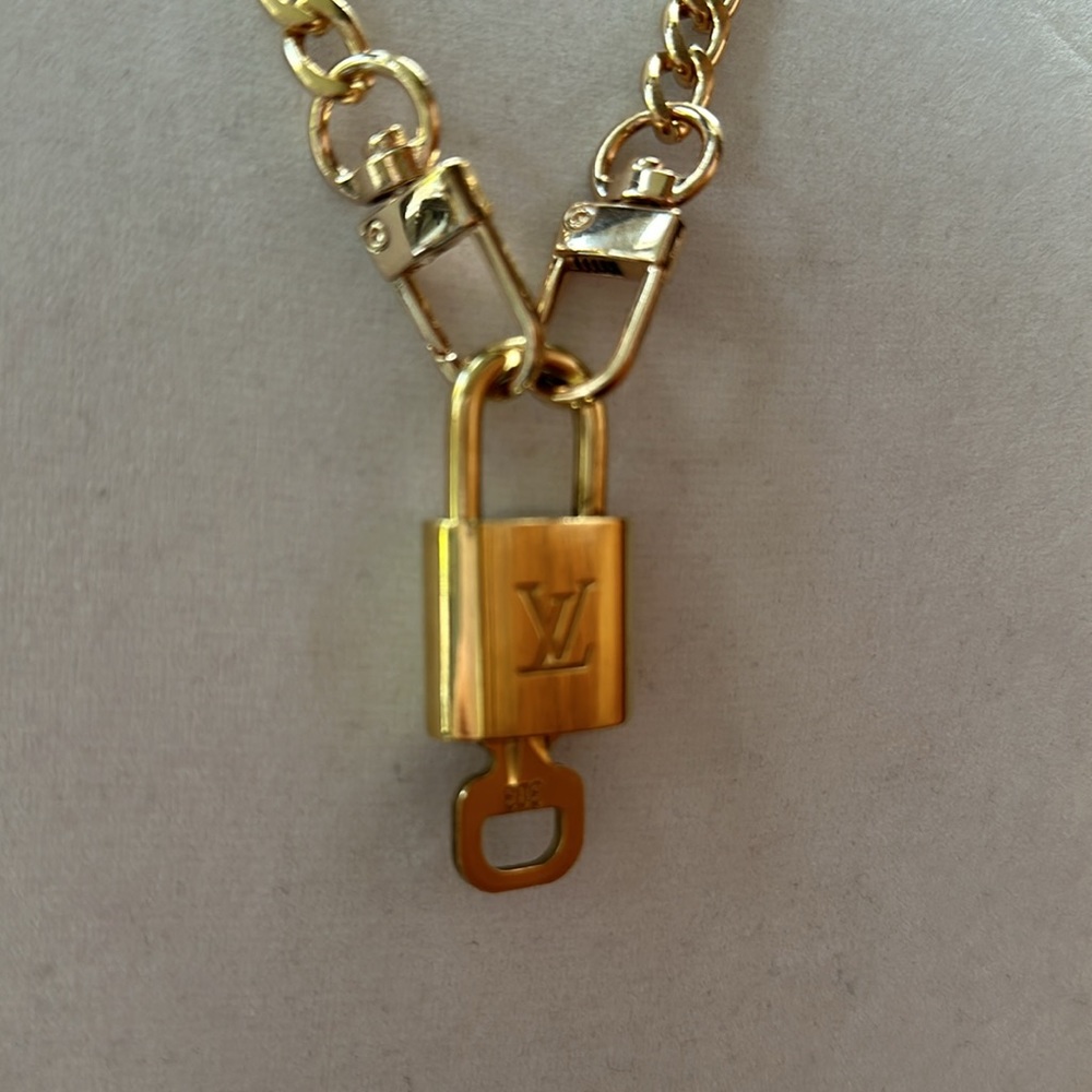 LV Lock & Key #303 with Unbranded Chain - Picture 8 of 11